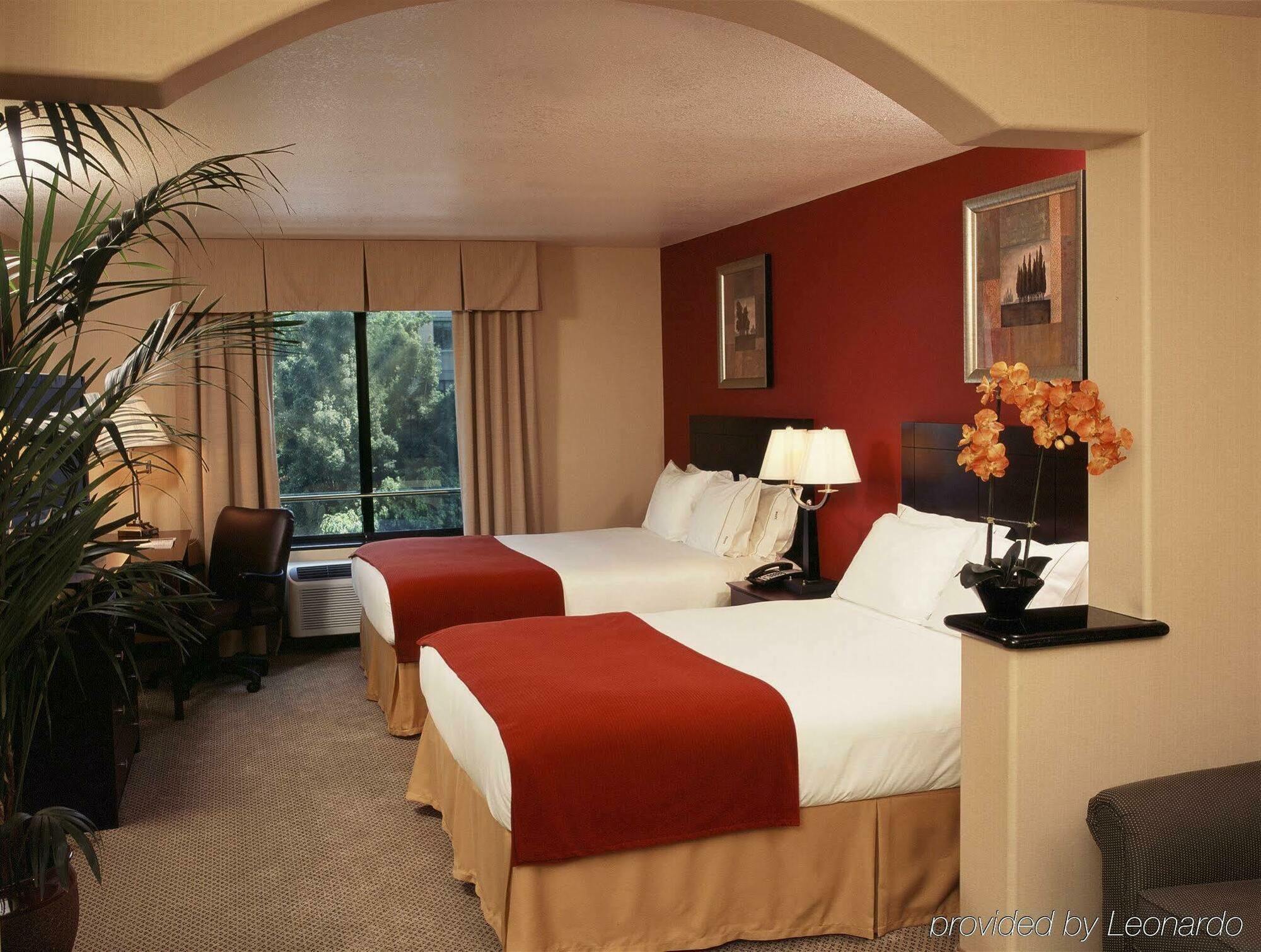 Express Hollywood Walk Of Fame By Ihg