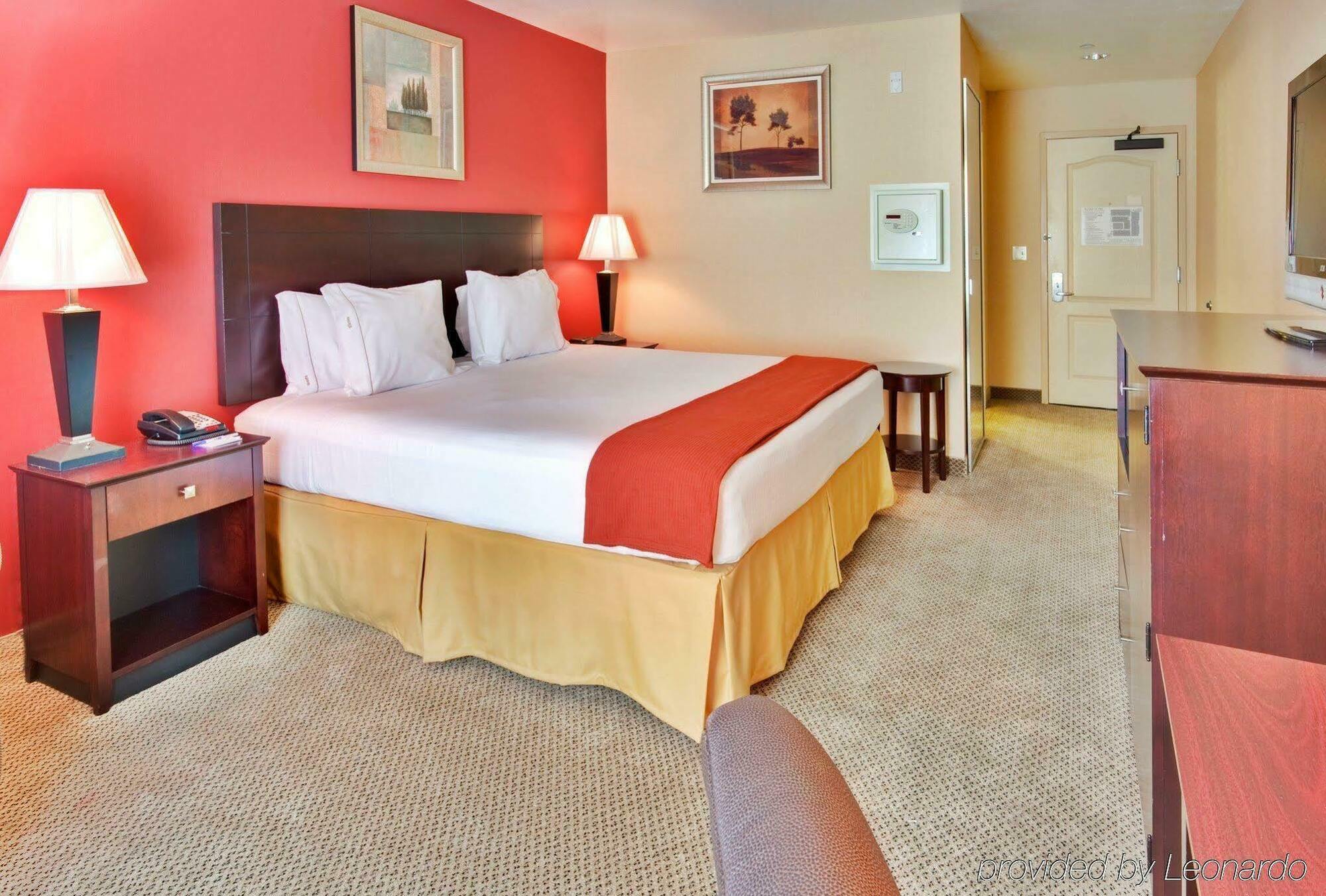 Express Hollywood Walk Of Fame By Ihg